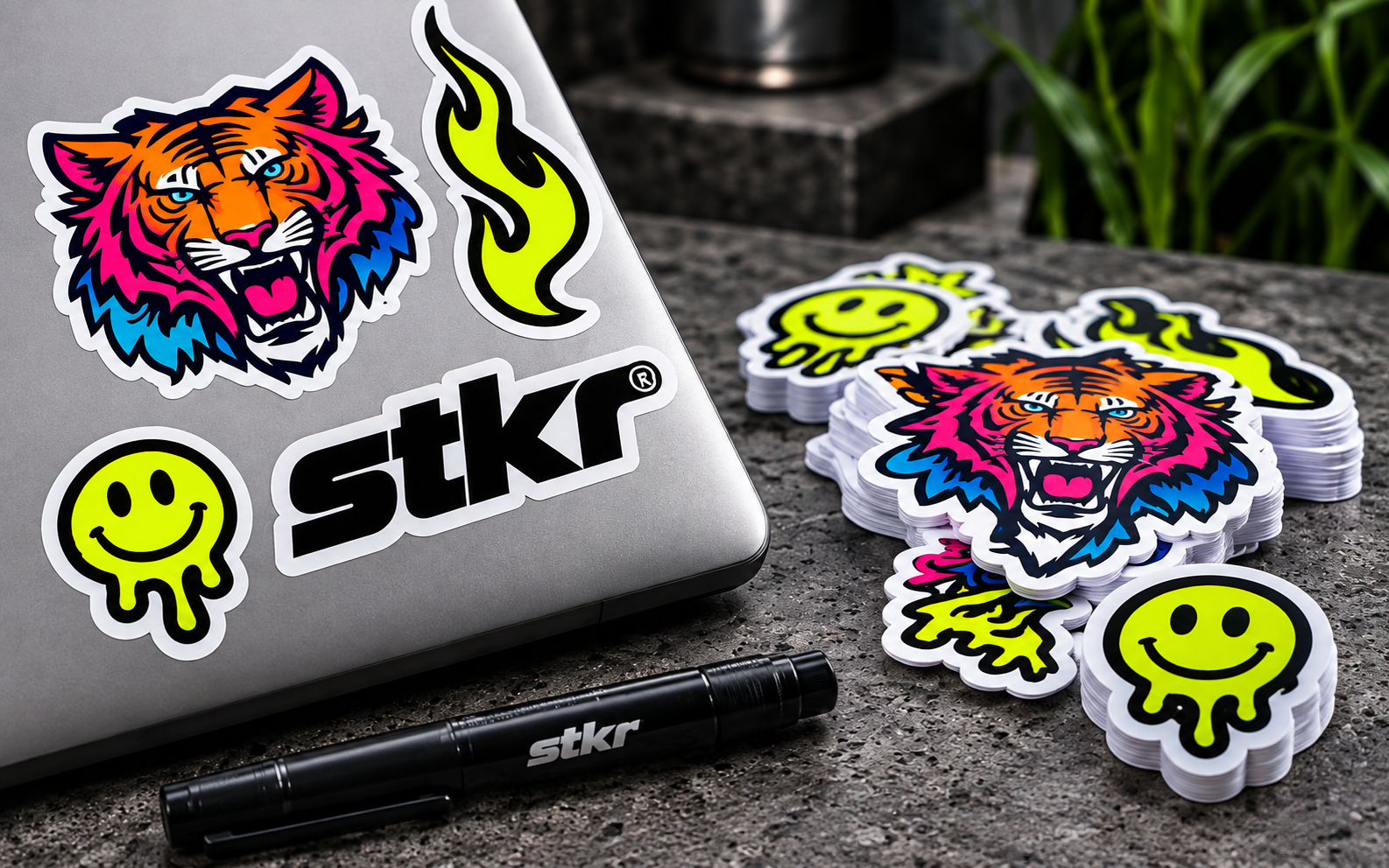 Stickers de tigres y llamas cortados siguiendo su silueta, aplicados en un computador